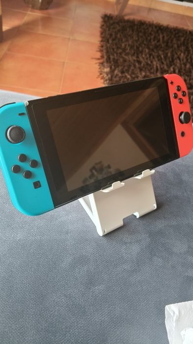 Nintendo switch com 3 jogos e vários extras.