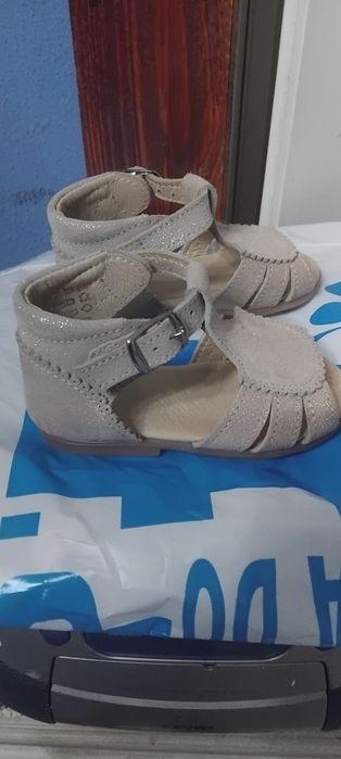 Nr,sandálias creme brilhantes