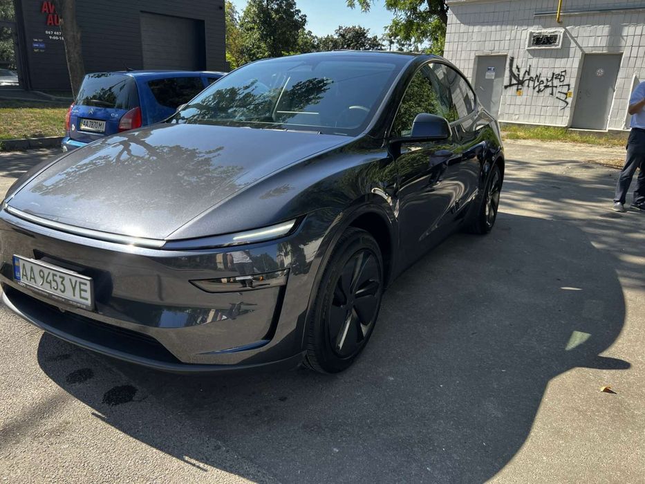 Продам Tesla model Y.
