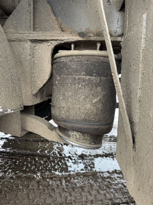 Напівпричіп-лісовоз 3-вісний в наявності, нова ризина