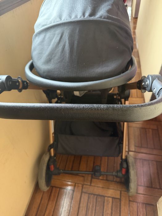 Carrinho bebé cor preto e dourado 3em 1 em muito bom estado