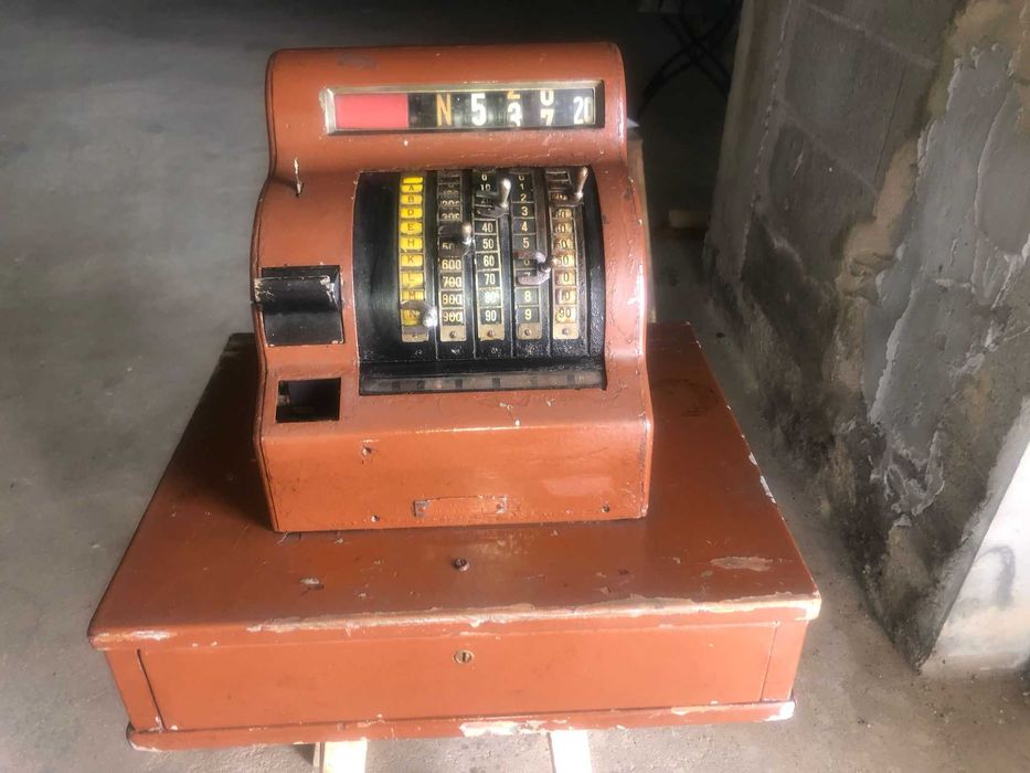Antiga maquina registadora em ferro