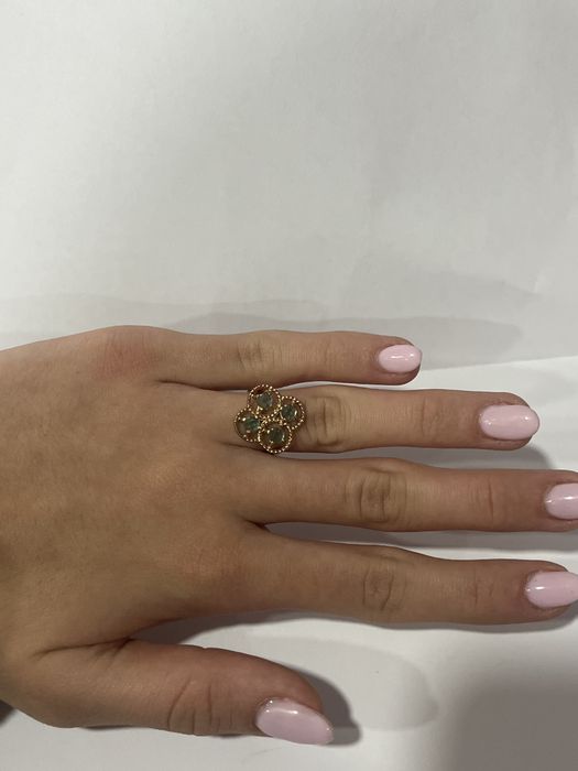 anel com pedras verdes