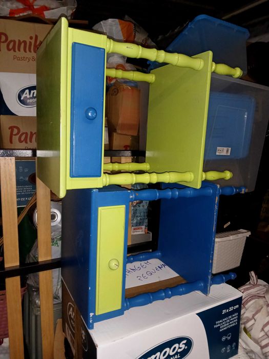 Cama solteiro e duas mesas cabeceira