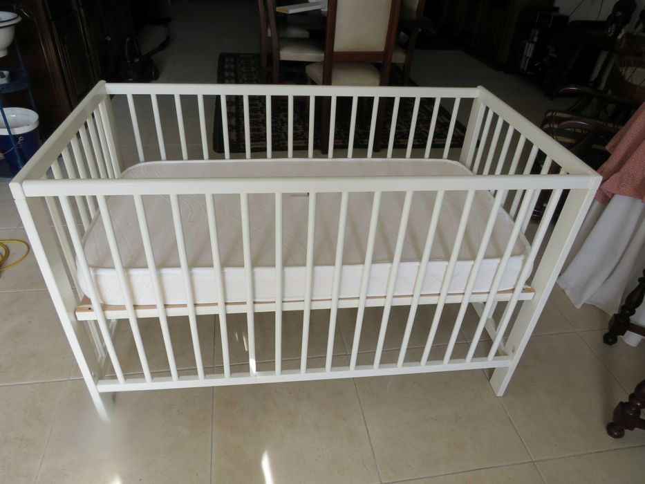 Vendo cama/berço para bebé ou criança, cor branca do IKEA