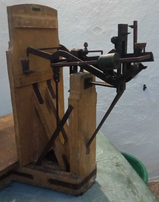 Balança decimal de chão em madeira e ferro (vintage)