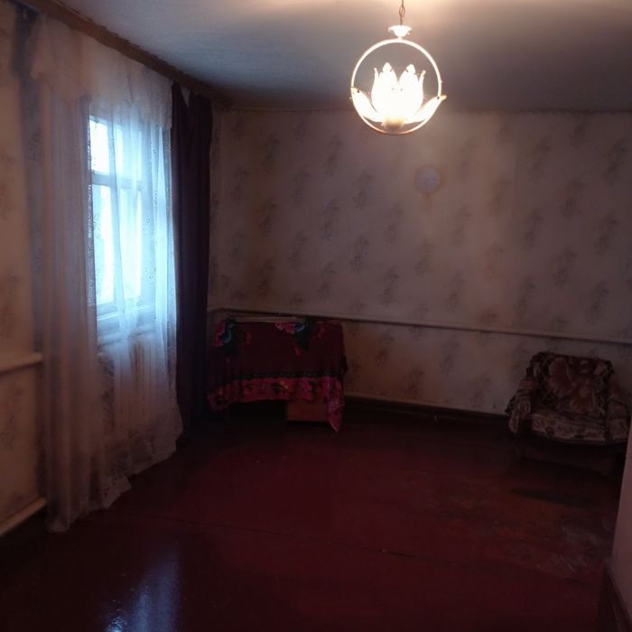 Продається пів будинку.