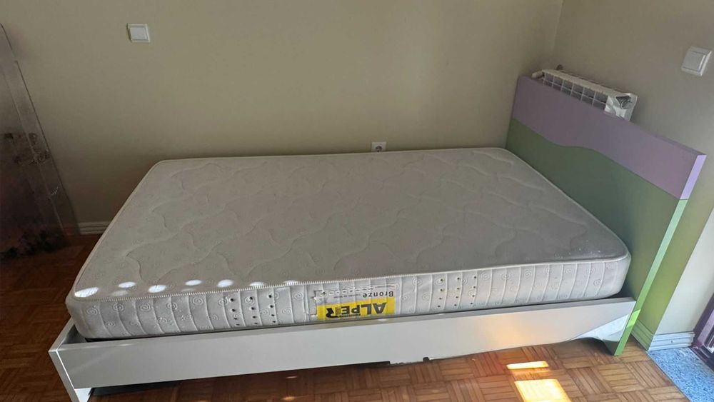cama + colchão + mesa cabeceira