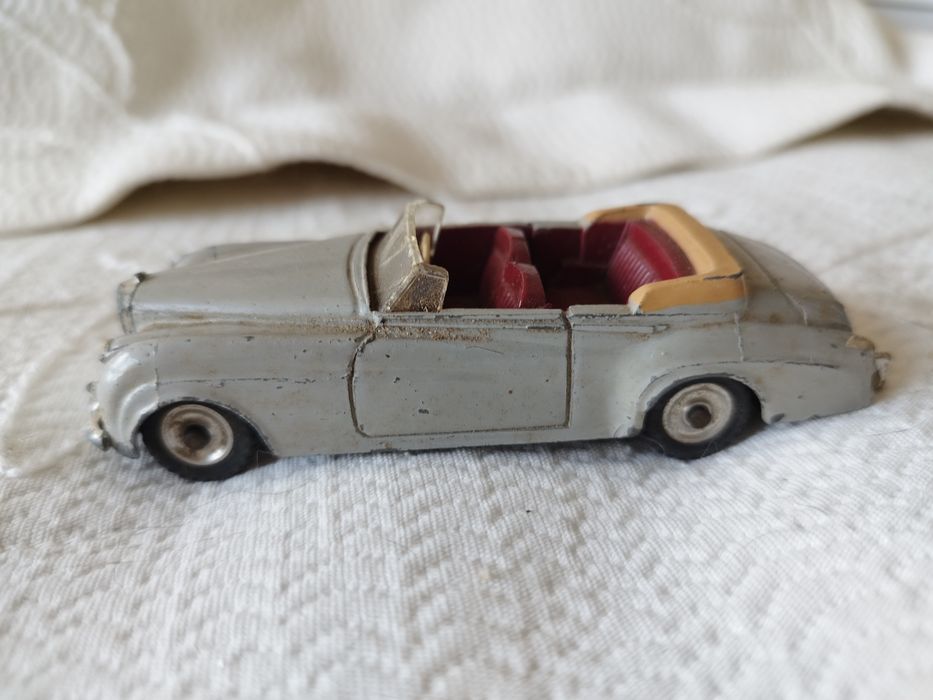 Miniatura do Bentley S2 da Dinky Toys (referência 194), fabricado em Inglaterra. Escala 1/43.