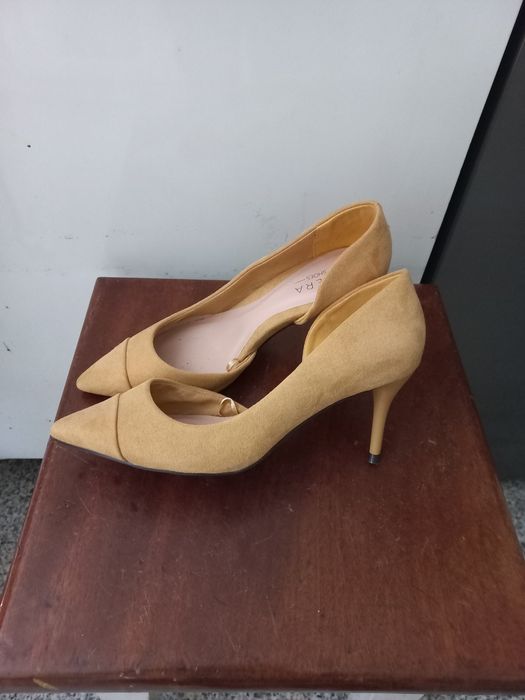 Sapatos novos em camurça amarela