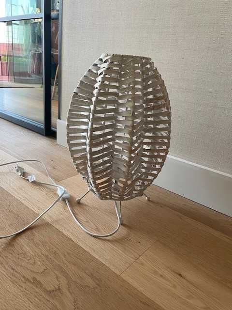 Candeeiro de mesa em metal / verga branco