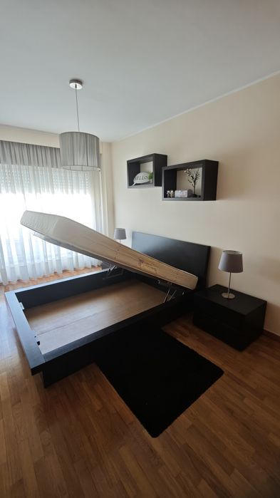 Mobília de quarto(cama + mesas de cabeceira + cubos + candeeiros)