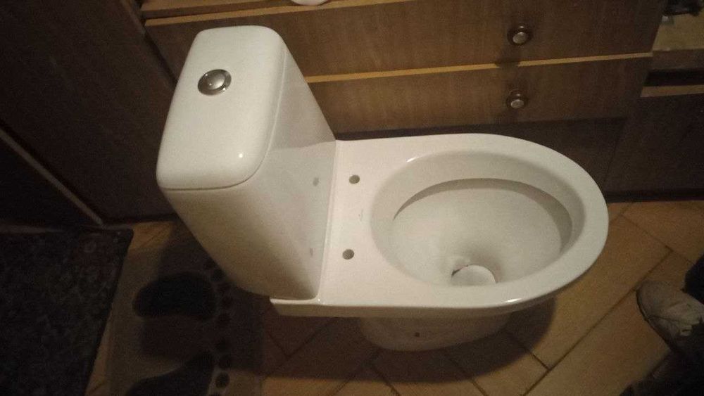 Цілий Унітаз з бачком