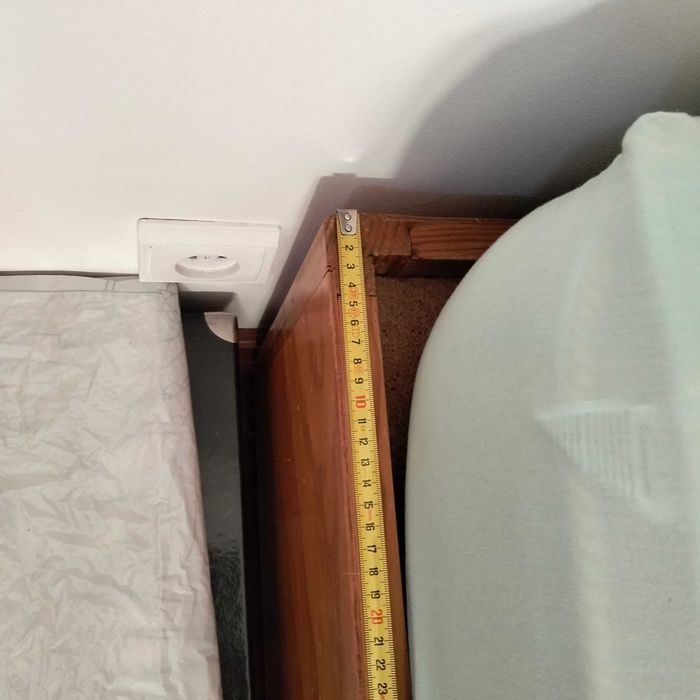 Camas individuais, somiers, com colchão, em pinho, muito bom estado, uma delas tem dois gavetões para arrumação
