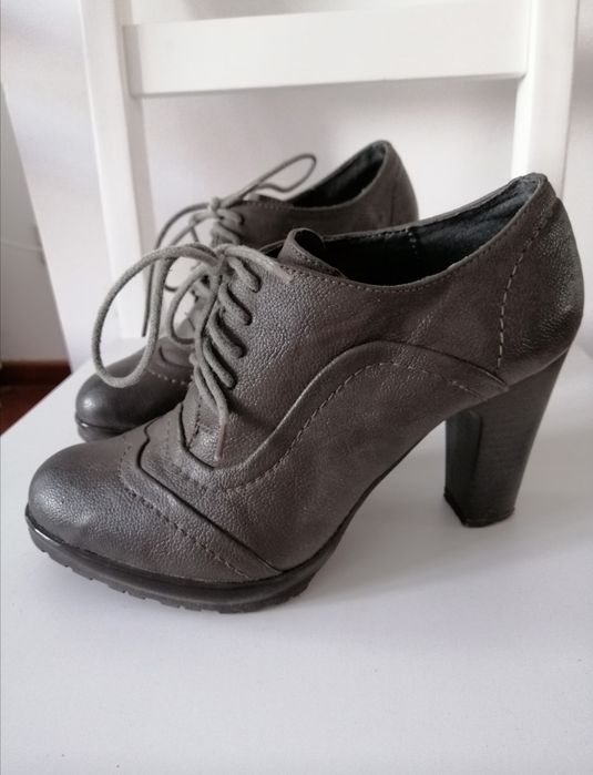 Buty wiązane na obcasie 36