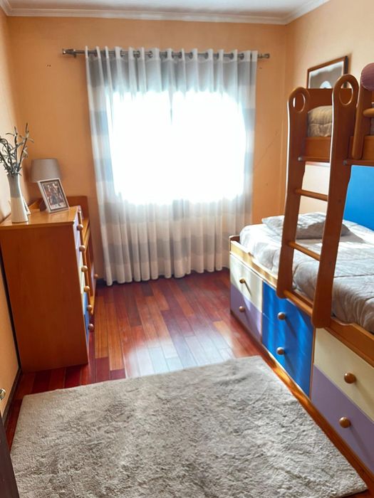 Quarto completo com roupa de cama incluída