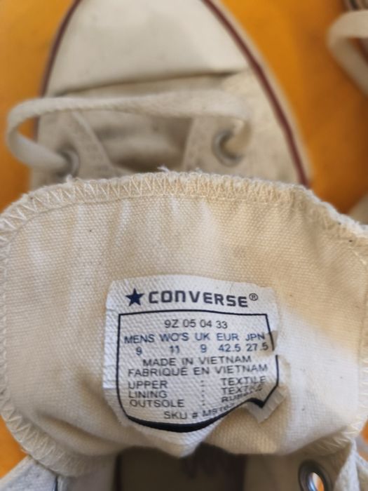 Tênis bota All Star e All Star azuis normais.