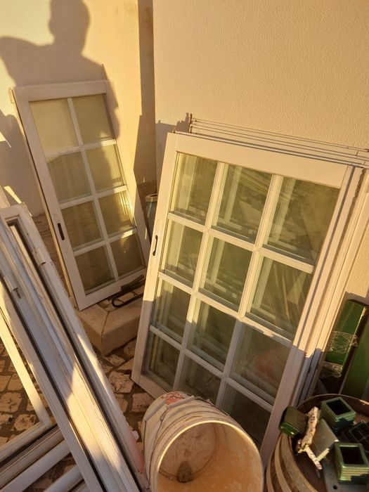 1 porta com isolamento e 5 janelas de alumínio com vidro duplo