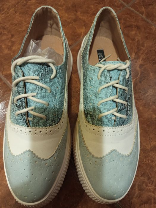 Błękitno białe buty sportowe 40