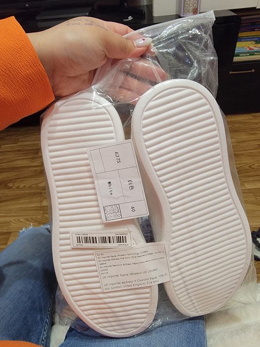 Нові жіночі кросівки