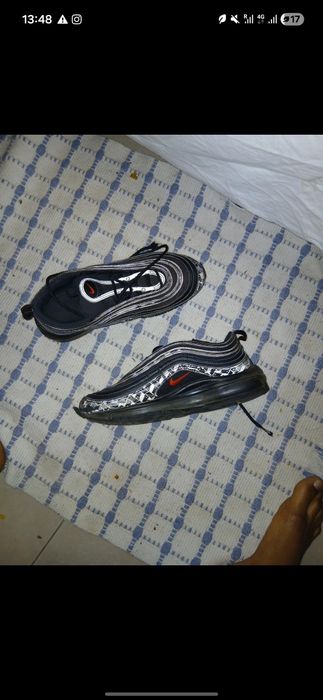 O tênis é um Air Max 95 usado