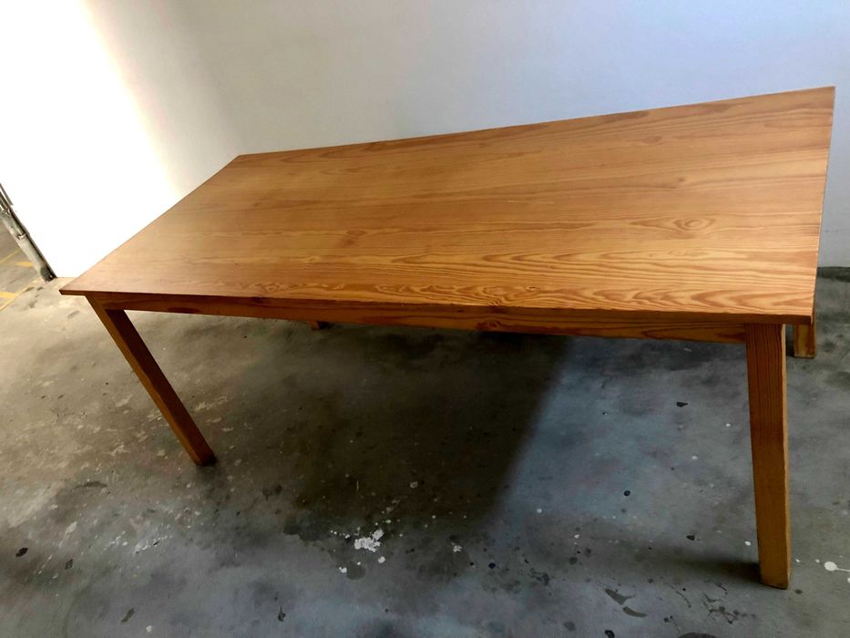 Mesa em madeira maciça – grande e robusta