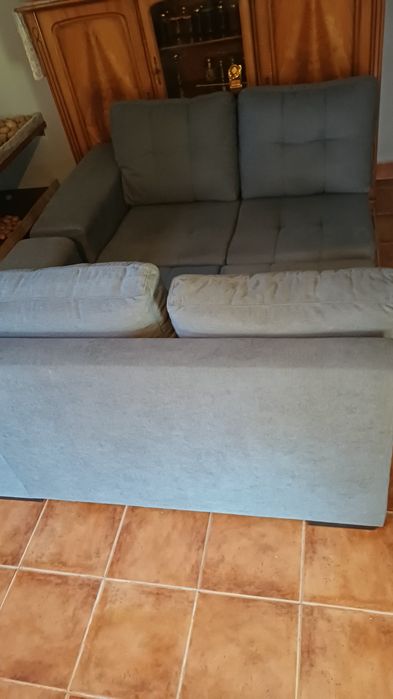 Sofa de sala de cor cinzento escuro.