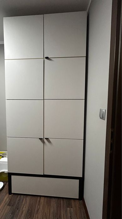 Biało czarna szafa