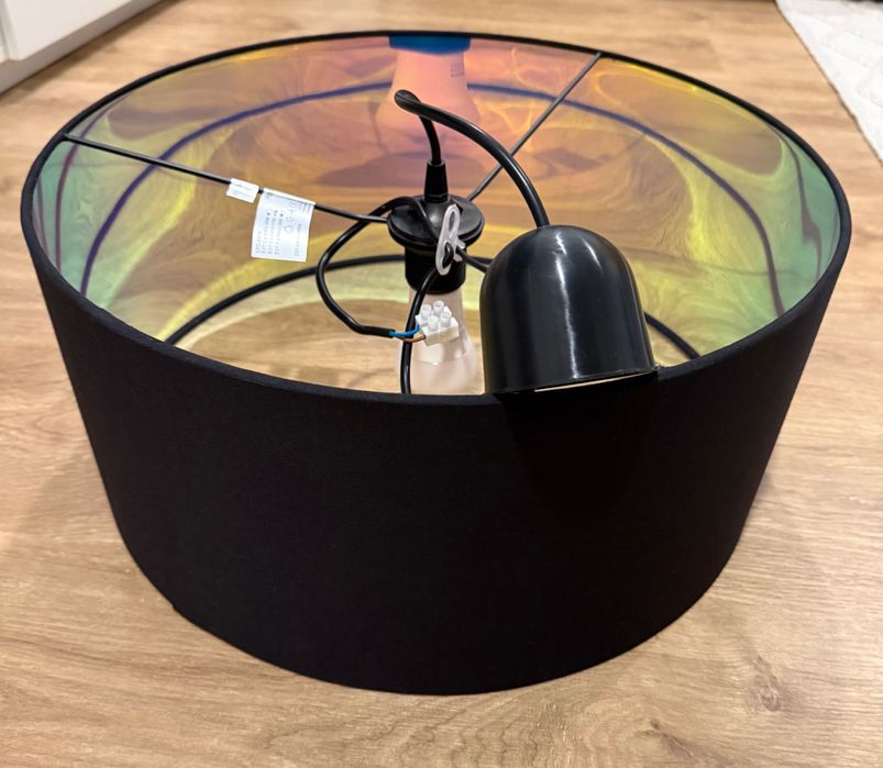 Candeeiro com abatjour preto e interior dourado espelhado