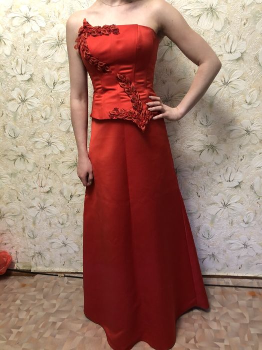 Платье подружки невесты. Красный костюм для дружки.