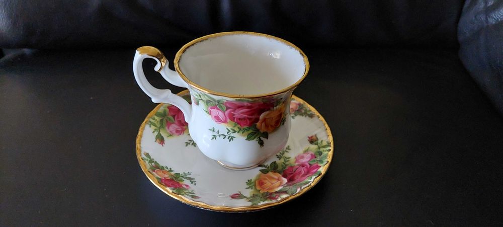 Chávena e pires Royal Albert – Old Country Roses (Inglaterra)
