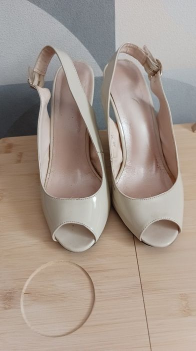 Босоніжки лакові 37 р.