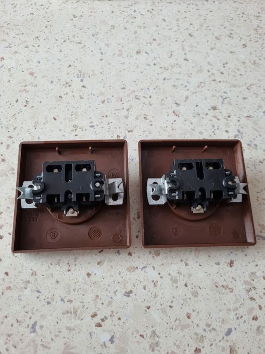 Gniazda podtynkowe brązowe 2 szt