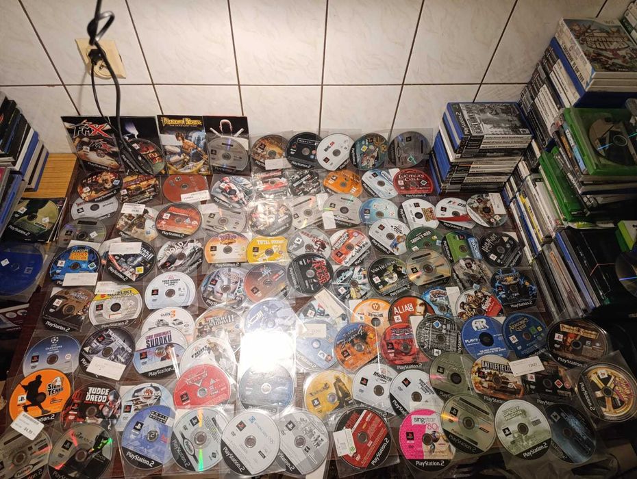 Same płyty do gier ps2 plus okładki i książeczki
