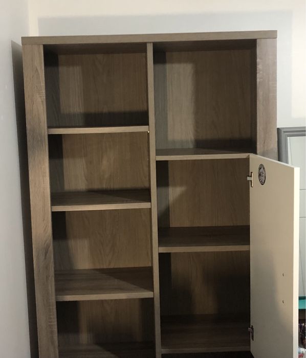 estante castanha e branca como nova