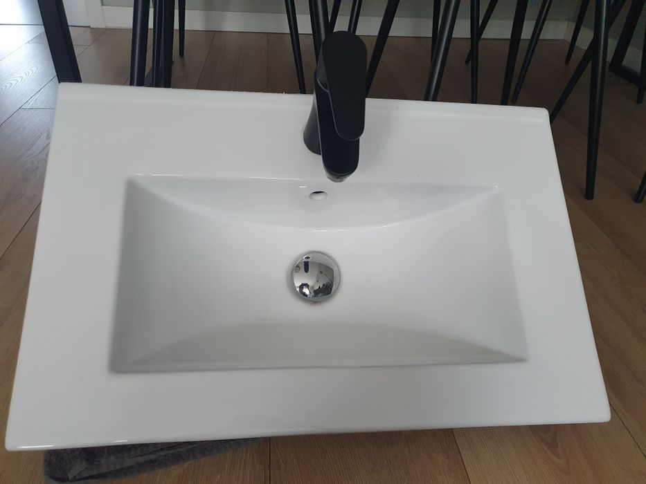 Umywalka łazienkowa z baterią i wężykami