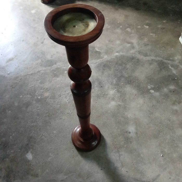 Castiçal em madeira, com 75 cms de altura