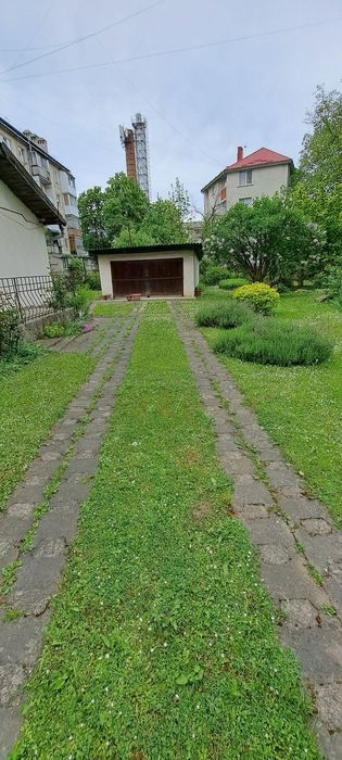 Продам особняк в центрі 120м2 є 6 соток землі та гараж