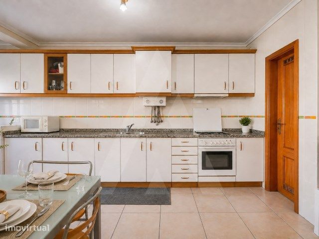 Apartamento T1 com garagem fechada na Praia da Barra