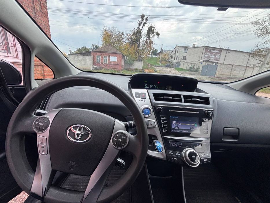 Toyota prius v 2015 1.8