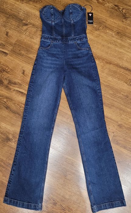 Kombinezon damski jeansowy z rozszerzanymi nogawkami flare Guess 26/34