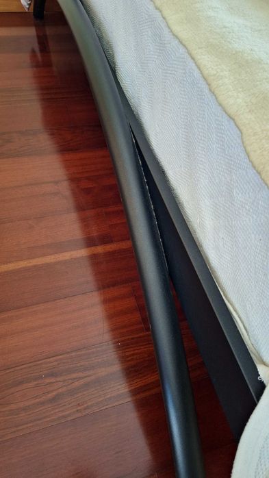 Cama de casal em metal