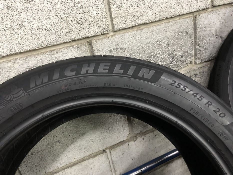 Різноширокі літні шини 235/50 R20 i 255/45 R20 MICHELIN