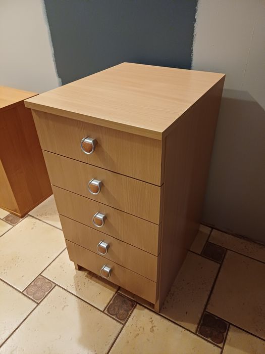 Regał słupek z 5 szufladami.
