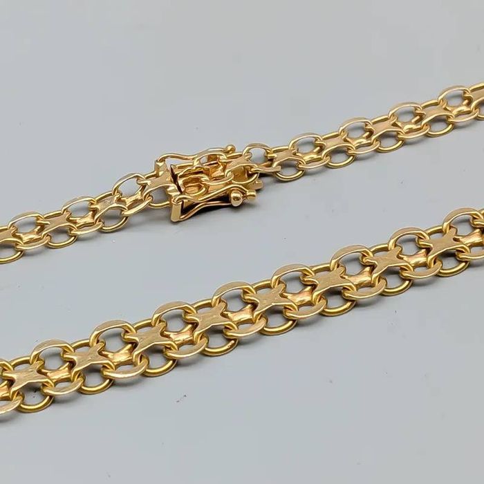 Corrente em X graduada de 42.5 cm em ouro de 18 quilates; 17.63 g