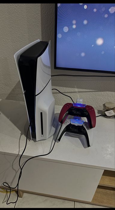 PS5 versão disco + 2 comandos + base de carregamento + caixa