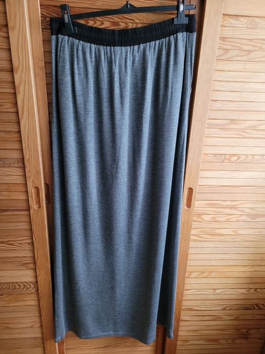 Szara, prosta spódnica maxi z dzianiny,