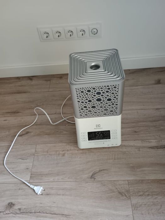 Зволожувач повітря Electrolux EHU‑3815A з підсвіткою.