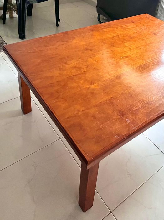 Mesa de centro (sala) em pinho e cor de mel com 1,20x80,5 e 46cm de altura.Está na Salema.