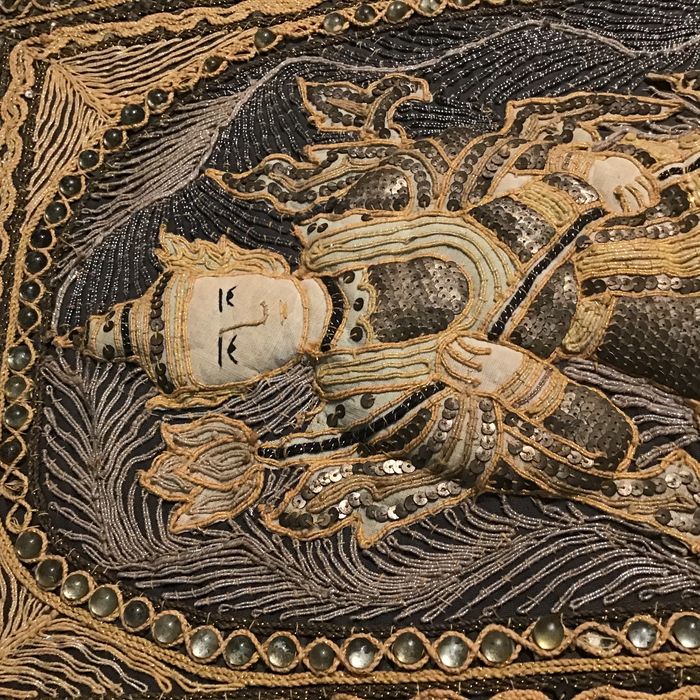 Quadro com tapeçaria da Birmânia.